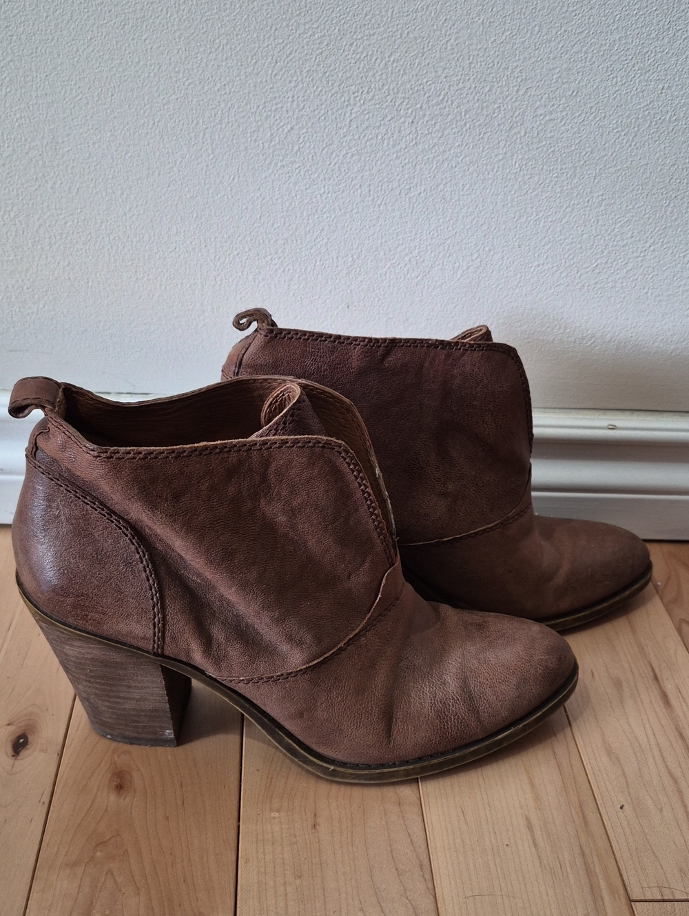 Lucky Brand Women's Size 9.5 Chestnut Brown Ankle Booties with Stacked Heel - Picture 2 of 9